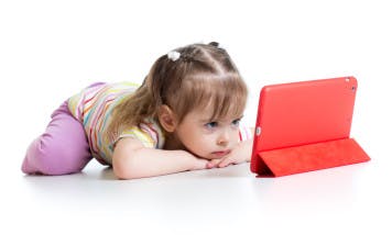 toddler-plays-kid-safe-games-iPad