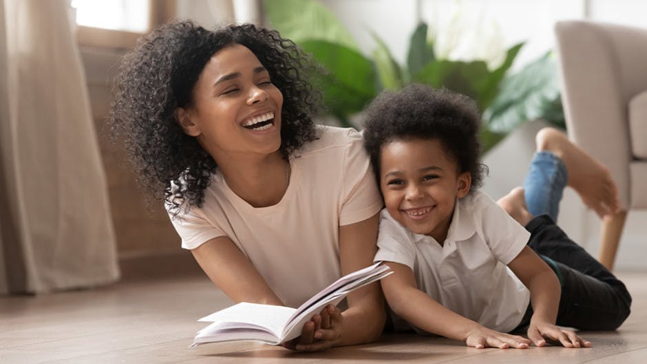 parent teaching child to read
